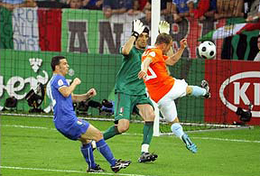 Sweet Dutch Goal - FABRICE COFFRINI/AFP/Getty Images